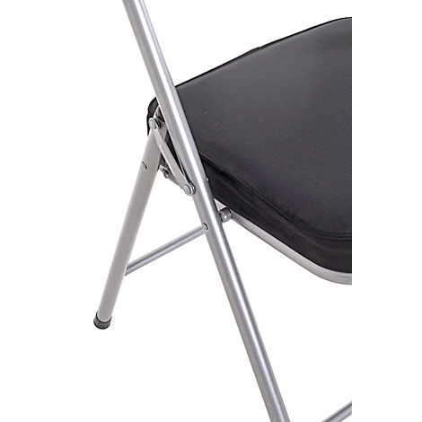 Gros plan sur une chaise pliante noire : cadre argenté, assise noire.