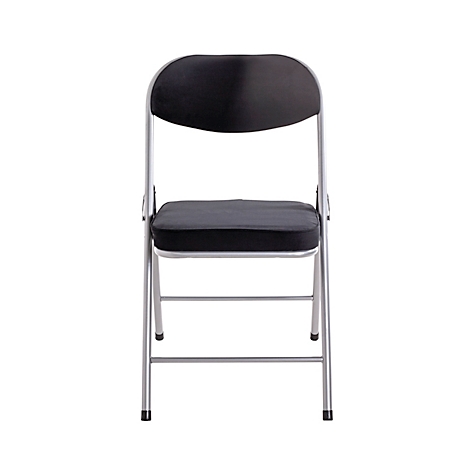 Une chaise pliante noire avec des pieds et un cadre en métal argenté. L'assise et le dossier sont rembourrés.