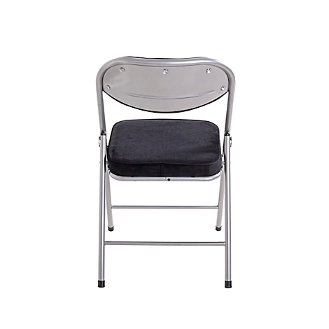 Une chaise pliante argentée sur fond blanc, assise noire, dossier incurvé.