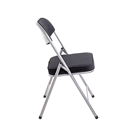 Une chaise pliante noire sur fond clair, de profil. L'assise et le dossier sont rembourrés, le cadre est argenté.