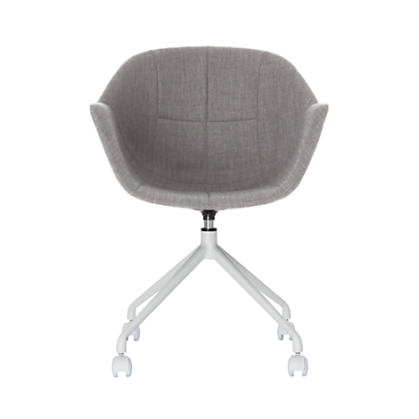 Chaise de bureau grise avec roulettes blanches ; sur fond blanc. Assise, accoudoirs et dossier rembourrés.