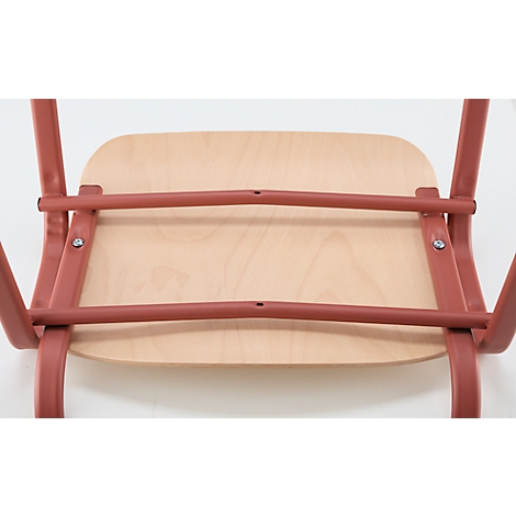 Vue de dessus d'une chaise: assise en bois, cadre brun-rouge en tubes métalliques.