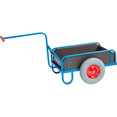 Chariot jouet bleu avec zone de chargement marron. La poignée a une poignée rouge.