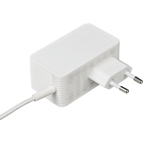 Chargeur blanc avec prise et câble.