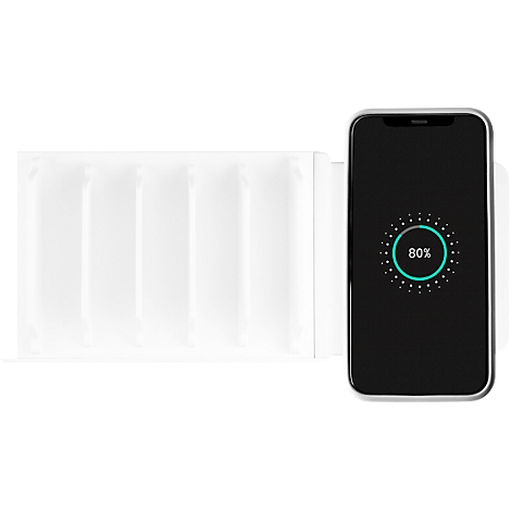 Un smartphone se charge sans fil ; 80 % de charge. À côté, un socle de chargement blanc.