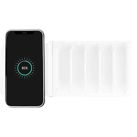 Un smartphone se charge sans fil sur un socle de chargement blanc. 80% de batterie sont affichés à l'écran.