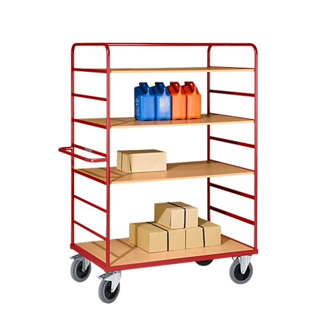Un chariot roulant rouge avec trois étagères chargées de colis et de bidons, sur fond blanc.