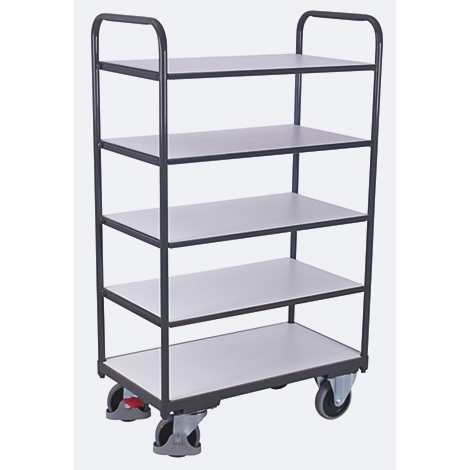 Un chariot de service gris, roulant, avec quatre étagères. Il a un cadre en métal noir et de petites roues. Le fond est gris clair.