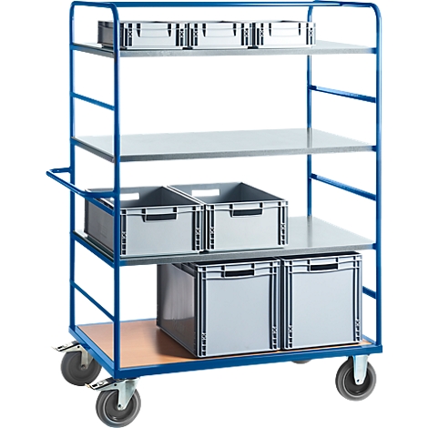 Chariot à étagères bleu avec étagères et roulettes grises, chargé de boîtes grises.