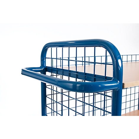 Chariot en métal bleu avec parois grillagées et étagère en bois. Focus sur la poignée.