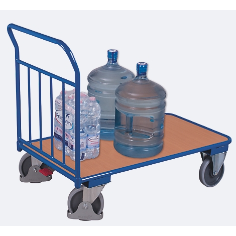 Chariot de transport bleu avec des bouteilles et des récipients d'eau sur une surface de chargement marron. Il y a trois récipients d'eau et une bouteille d'eau sur la surface de chargement.