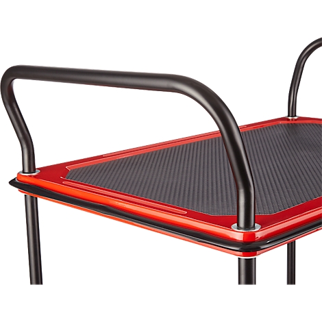 Gros plan d'un chariot de service rouge. Poignée noire, surface antidérapante noire.
