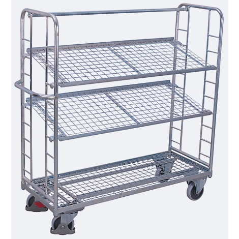 Un chariot de transport roulant gris avec trois étagères en treillis métallique. Il a quatre roues et une poignée.