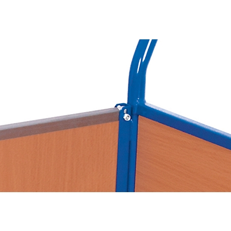 Détail d'un chariot : des supports métalliques bleus relient un panneau de bois brun à une poignée.