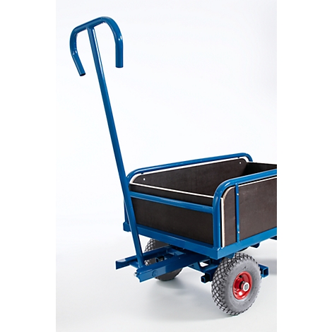 Chariot bleu, bac en bois, pneus gris, jante rouge, fond blanc.