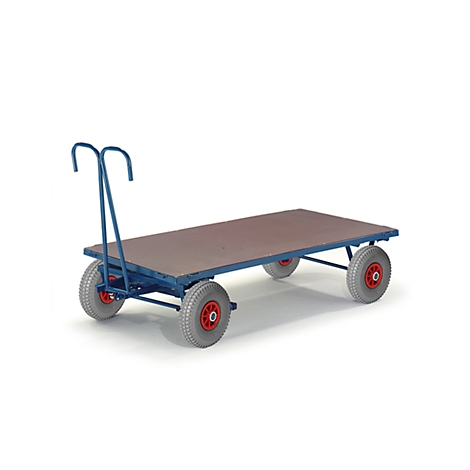 Chariot de transport bleu avec surface de chargement marron et quatre pneus. Le chariot a une poignée et se dresse sur un fond blanc.