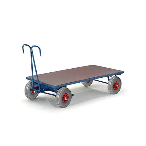 Chariot bleu avec quatre roues, base en bois et poignée bleue. Pneus gris avec jantes rouges.