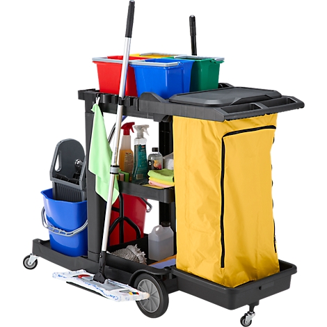 Chariot de nettoyage noir avec différents seaux, bouteilles, produits de nettoyage et un sac jaune. Sur roulettes.