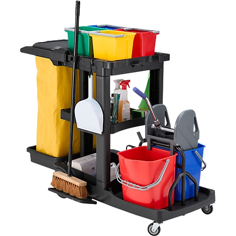 Chariot de nettoyage noir avec seaux, balai et vaporisateurs. Bacs verts, jaunes et rouges sur le dessus.