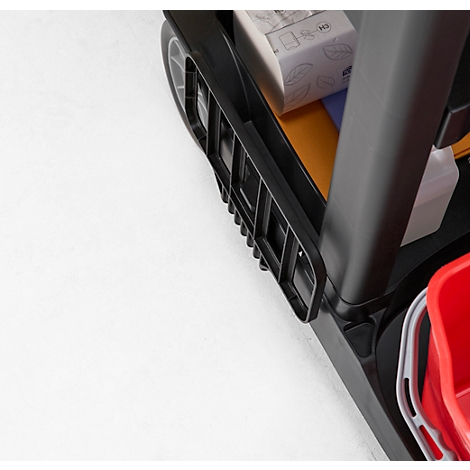 Gros plan d'un chariot de nettoyage noir avec divers produits de nettoyage et un seau rouge.