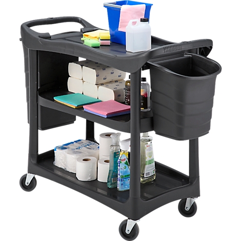 Chariot de nettoyage noir à trois niveaux, rempli de fournitures de nettoyage.