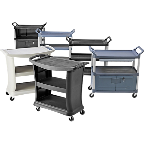 Plusieurs chariots de service de différentes couleurs, avec étagères et roulettes, sur fond blanc.