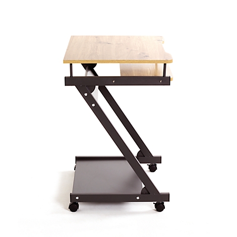 Une table d'appoint à roulettes, plateau en bois clair, cadre en Z noir et étagère.