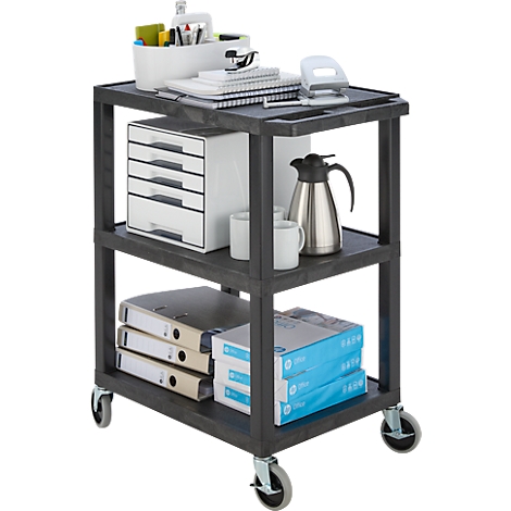Chariot de bureau foncé à trois niveaux avec fournitures, classeurs, papier et un thermos. Il repose sur des roulettes.