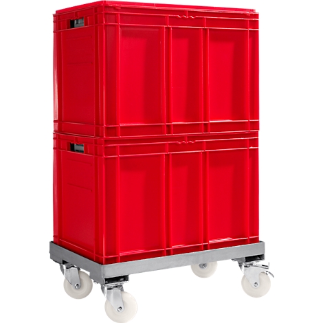 Deux caisses de transport rouges sur un chariot avec des roues blanches, sur fond blanc.