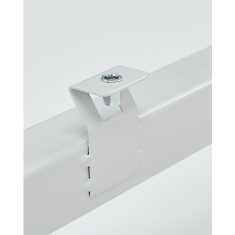 Gros plan d'un support en métal blanc fixé à une poutre métallique avec une vis.