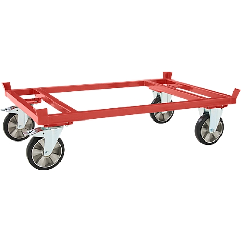 Un chariot de transport rectangulaire en métal rouge avec quatre roulettes pivotantes sur fond blanc.
