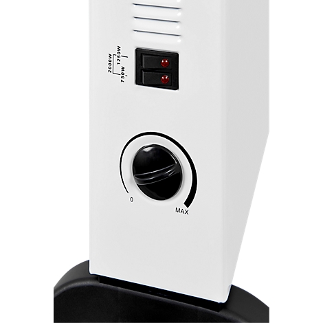 Gros plan sur un radiateur à huile blanc avec un bouton rotatif noir et des interrupteurs qui régulent la puissance de chauffage.