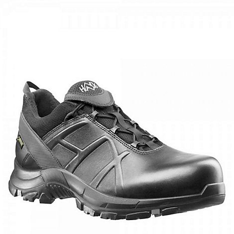 Chaussure de sécurité noire avec lacets et logo sur la languette, semelle avec profil.