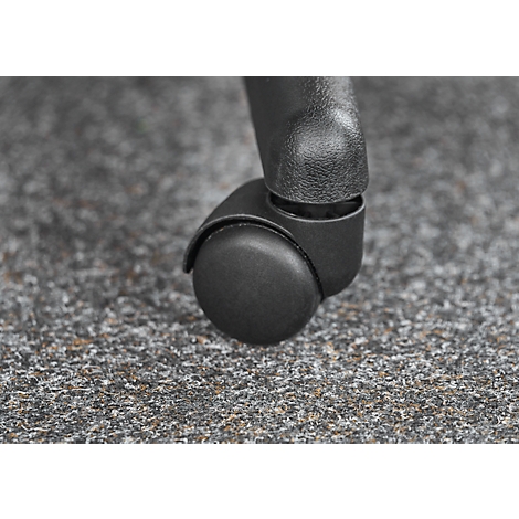 Nahaufnahme einer schwarzen Bürostuhlrolle, die auf grauem Teppichboden steht.