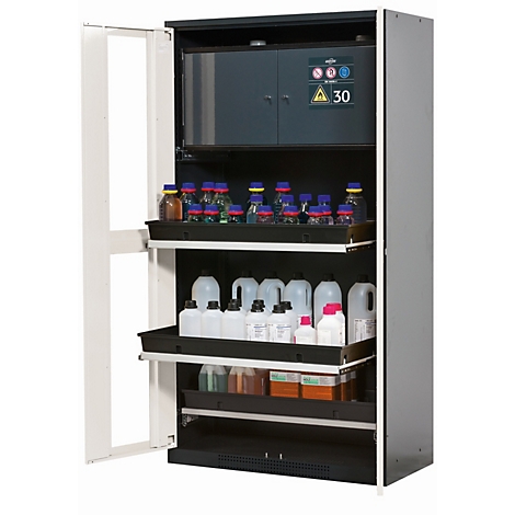 Chemische kast met open deur. In de kast staan flessen en containers. Er staan waarschuwingsborden en het nummer 30 op de kast.