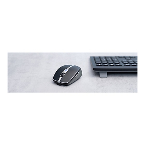 Drahtlose Computermaus mit silbernen Akzenten neben einer Tastatur auf einer hellen OberflÃ¤che.