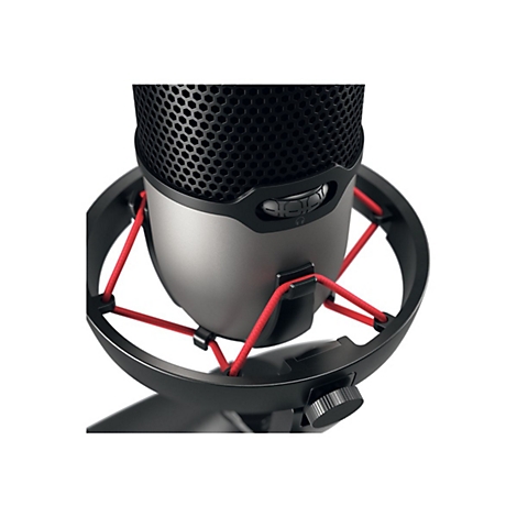 Gros plan d'un microphone argenté avec une grille noire et une suspension rouge.