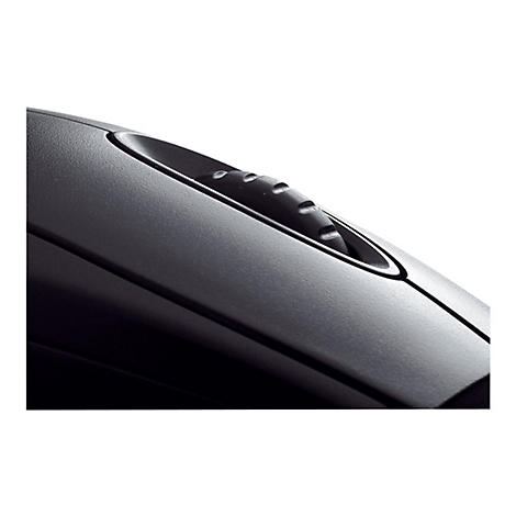 Gros plan d'une souris d'ordinateur noire. La molette de défilement et la surface sont clairement visibles.