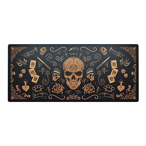 Schreibtischunterlage mit Totenkopf- und Tattoo-Motiven. Goldene Details auf schwarzem Hintergrund.