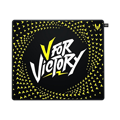 Schwarzes Mauspad mit gelbem Muster und "V For Victory" Schriftzug. Ein kleines Logo von Cherry Xtrfy ist am oberen Rand.