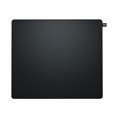 Tapis de souris rectangulaire noir, légères ombres sur la surface. Petite étiquette dans le coin.