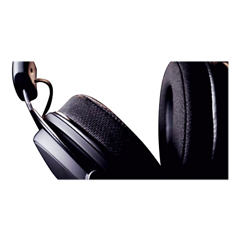 Nahaufnahme eines schwarzen Kopfhörers vor weißem Hintergrund. Der Fokus liegt auf dem Ohrpolster.