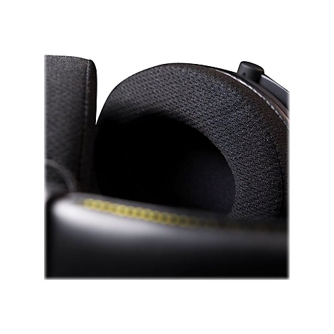 Nahaufnahme eines schwarzen Kopfhörers. Weiches, schwarzes Ohrpolster, gelbe Naht, weißer Hintergrund.