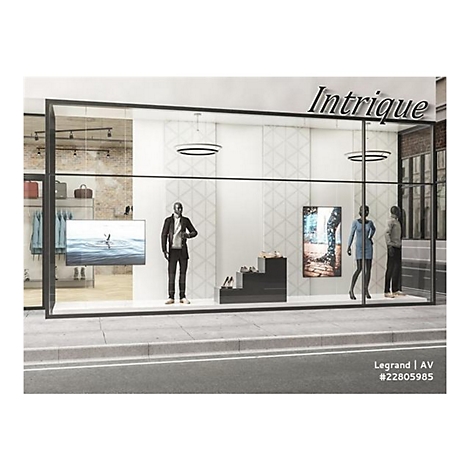 Schaufenster eines Ladens namens Intrigue mit Schaufensterpuppen und digitalen Displays.