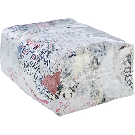 Un paquet rectangulaire de chutes de tissu emballé dans du plastique transparent.