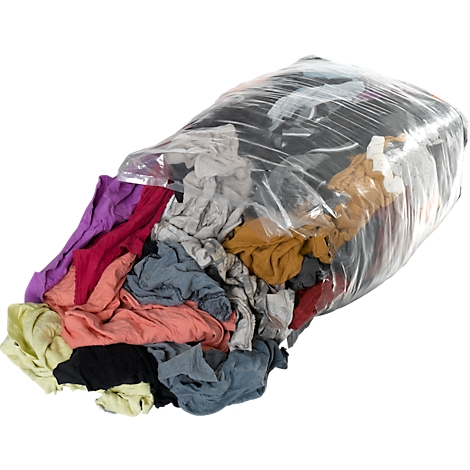 Un sac en plastique transparent rempli de textiles colorés, dont des t-shirts, dans diverses couleurs comme le violet, le rose et le gris.