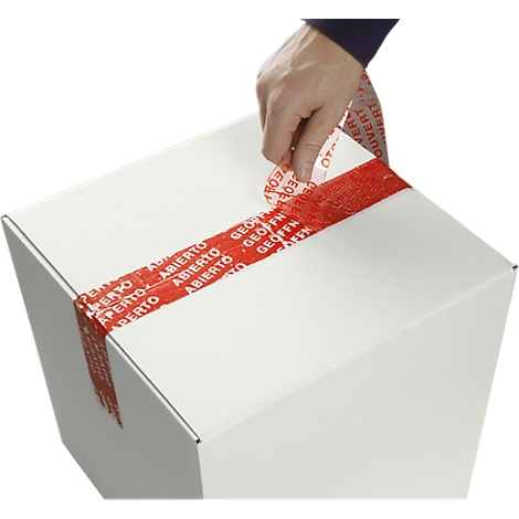 Persona abriendo una caja con cinta roja impresa con la leyenda "Abierto".