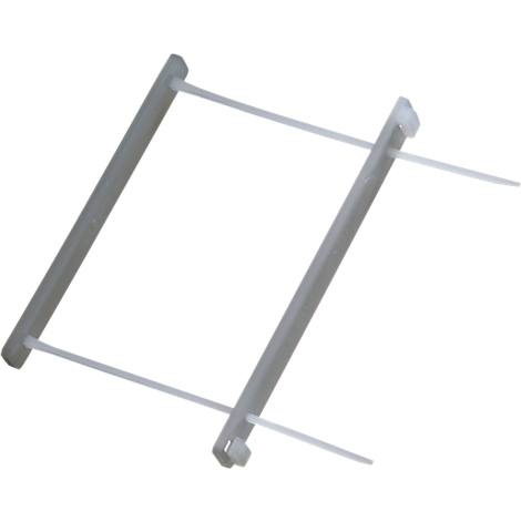 Des bandes de plastique grises reliées par des attaches de câble blanches forment une grille rectangulaire.