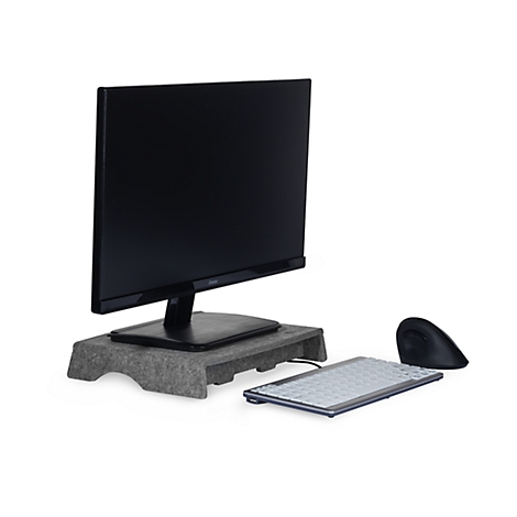 Ein Computer-Setup mit Monitor, Tastatur, Maus und Monitorständer auf weißem Hintergrund.