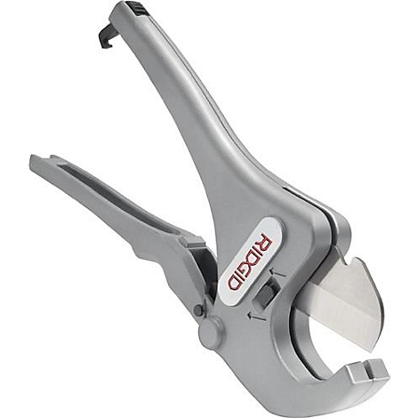 Coupe-tube gris avec l'inscription "RIDGID". La lame est en métal et le corps en plastique gris.